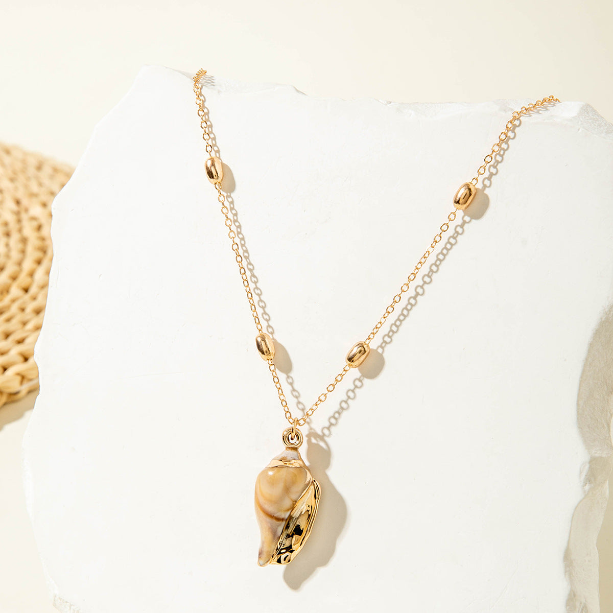 Wholesale Bohemian style gold-rimmed summer ocean conch shell necklace